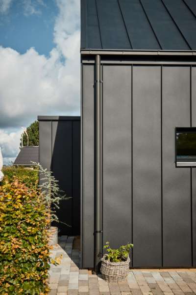 Red-brick house from the 1970s “repackaged” in steel profiles, Bakkelyparken 37, 8680 Ry